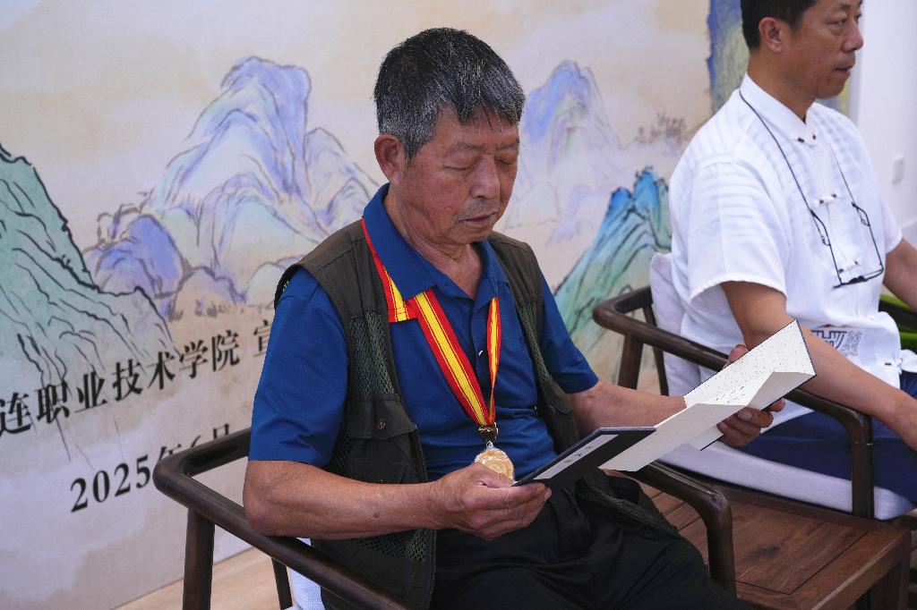 6.复州皮影戏代表性传承人宋国超老师宣读回徒帖.JPG