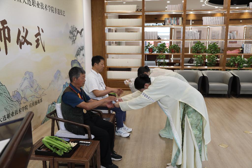 7.徒弟向师父敬茶.JPG