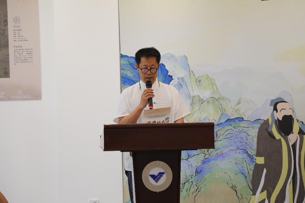 8.中山剪纸代表性传承人毕务福老师宣读师训.JPG