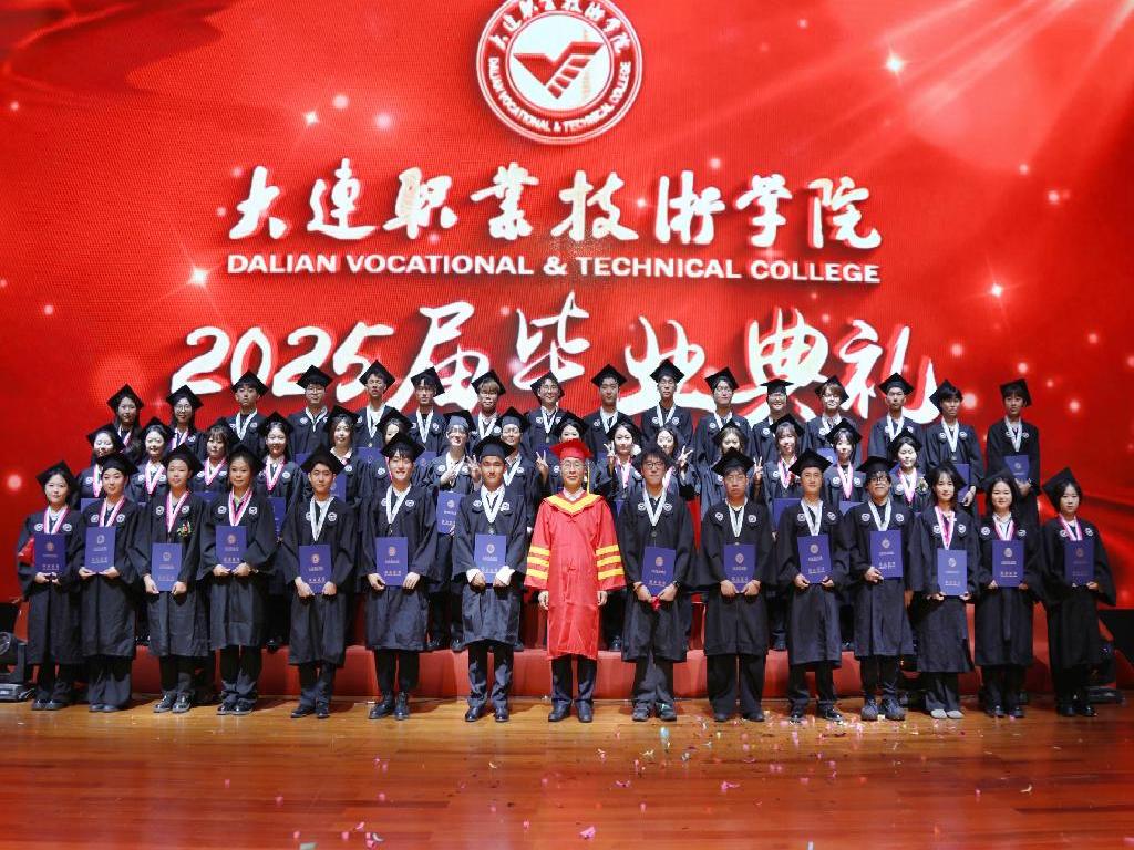 我校2025届毕业嘉年华暨毕业典礼精彩呈现