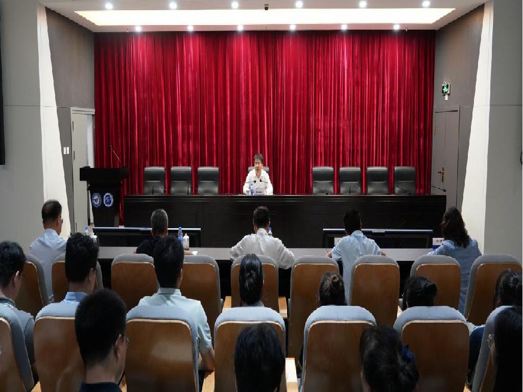 郭铁钧到校调研并为师生代表讲授思政课