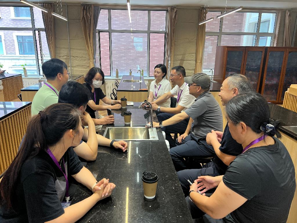 副校长宋丽丽亲临现场指导赛事筹备工作 摄像 王楠.jpg