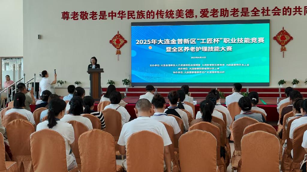 侯晓霞老师在开幕式上代表裁判宣誓.jpg 侯晓霞老师在开幕式上代表裁判宣誓.jpg