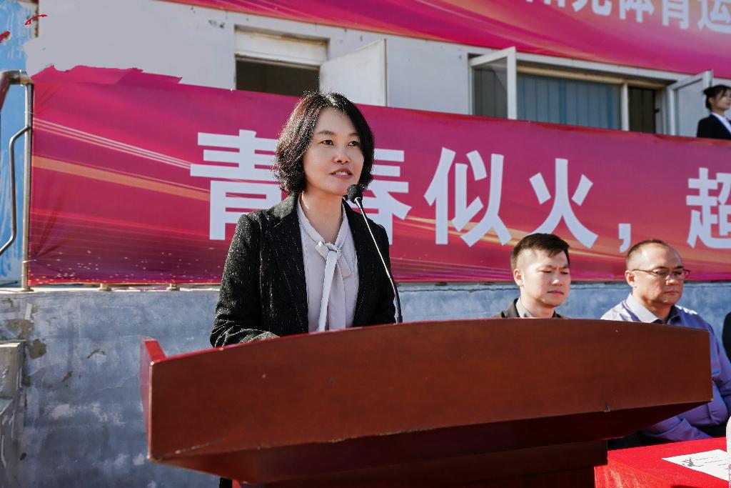 学校副校长宋丽丽宣布运动会开幕.jpg