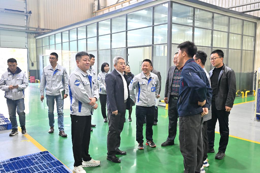 校企双方领导共同走访正在企业进行生产实训我校学生.jpg