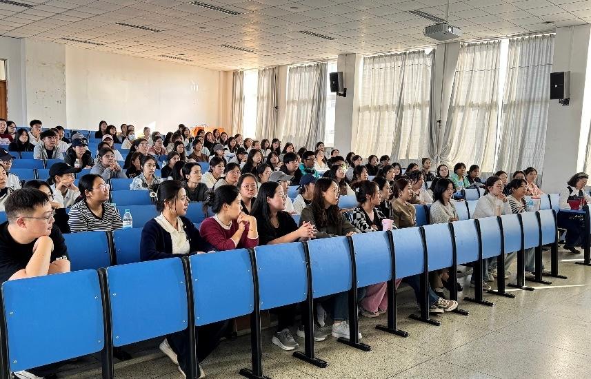 班导师和学院青年教师参加专业导入.jpg