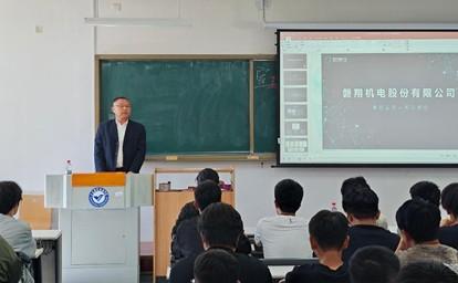 图4 磐翔机电股份有限公司梁延臣为建筑设备工程技术专业做专题演讲.jpg 图4 磐翔机电股份有限公司梁延臣为建筑设备工程技术专业做专题演讲.jpg