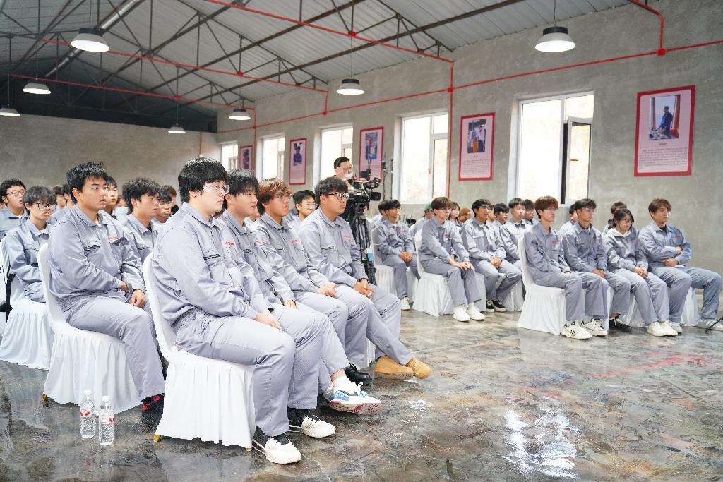 智造学子聆听劳模工匠故事分享美梅高登录.jpg