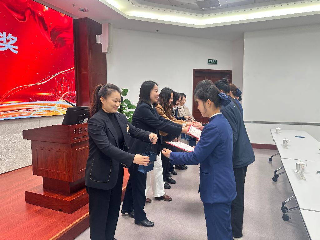 图6 嘉宾共同为优秀实习生颁发荣誉证书与奖品.jpg