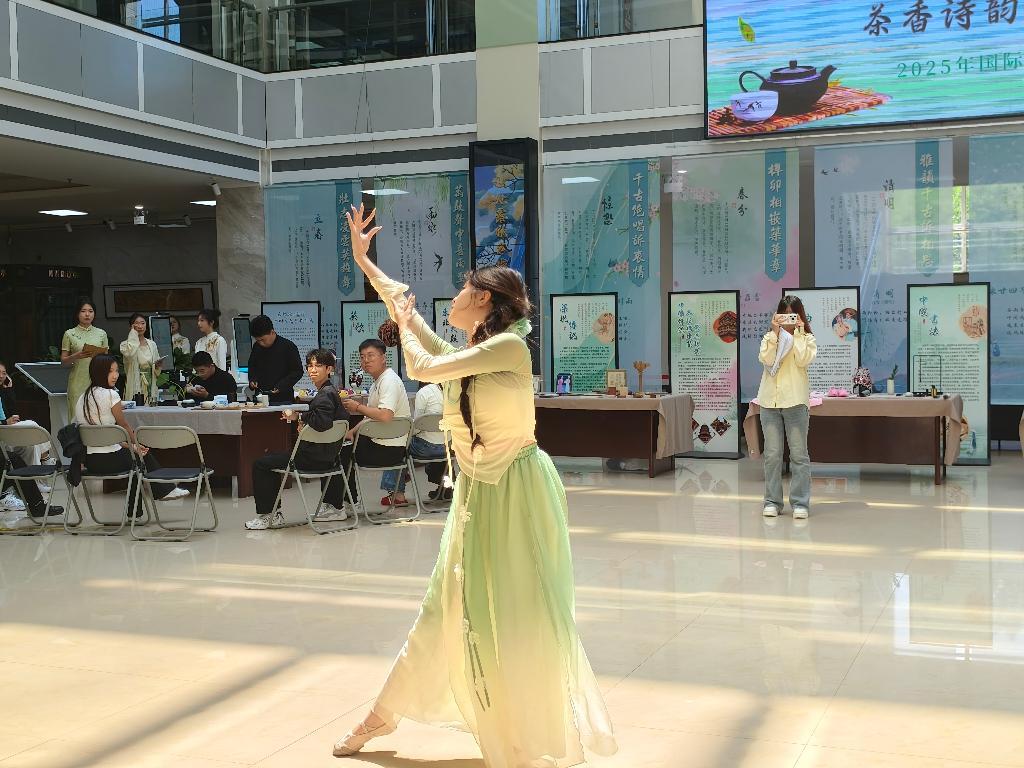 图片2 杨舒宇表演开场茶舞.jpg