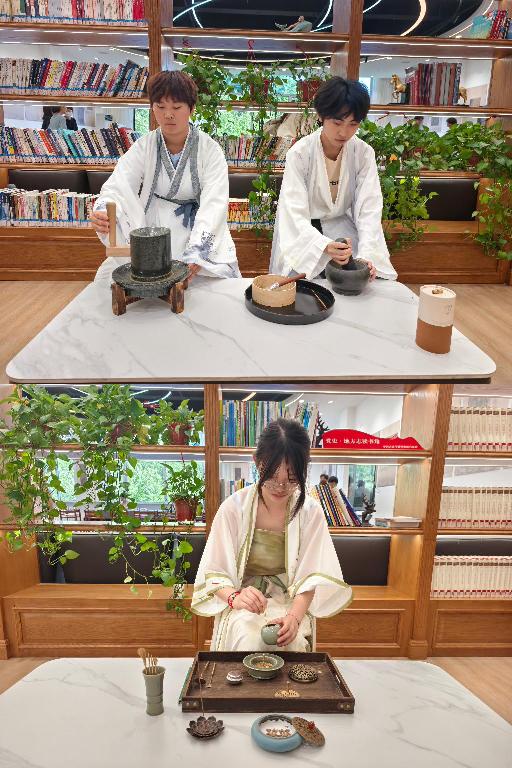图片4-1 同学展示磨茶技艺和香道技艺.jpg