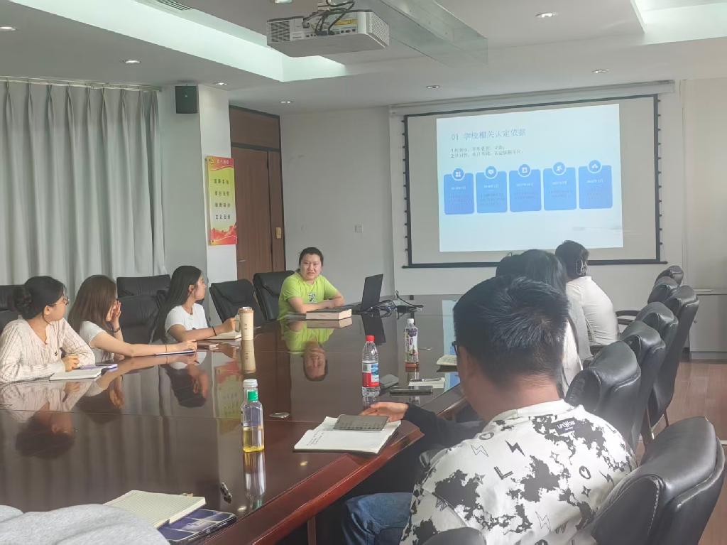 刘佳佳为新入职教师做讲座现场.jpg