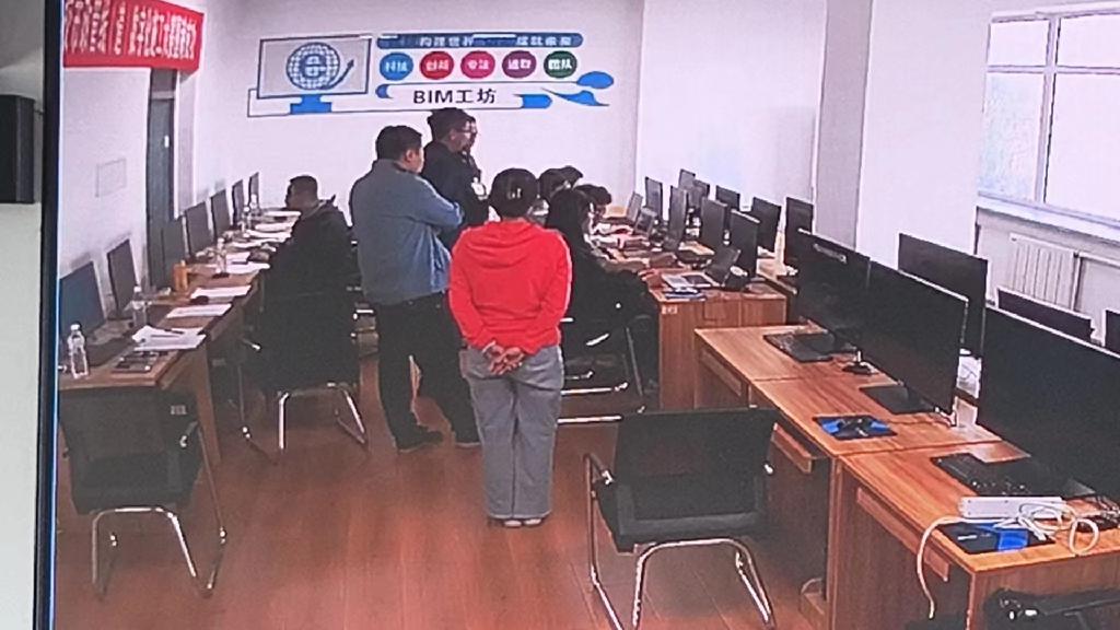 比赛中裁判监督下每队单独比赛.jpg