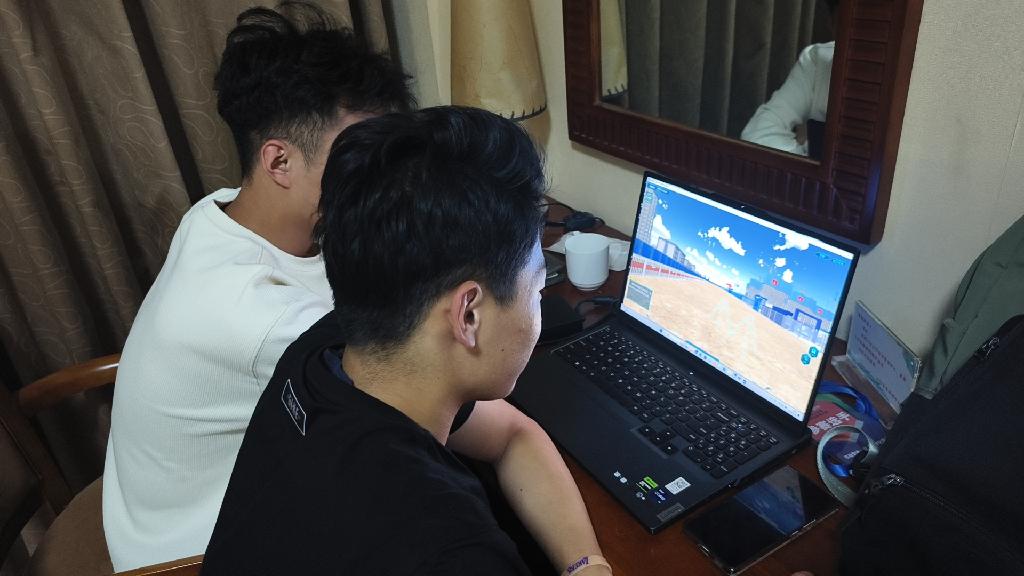 赛前选手深夜备赛.jpg