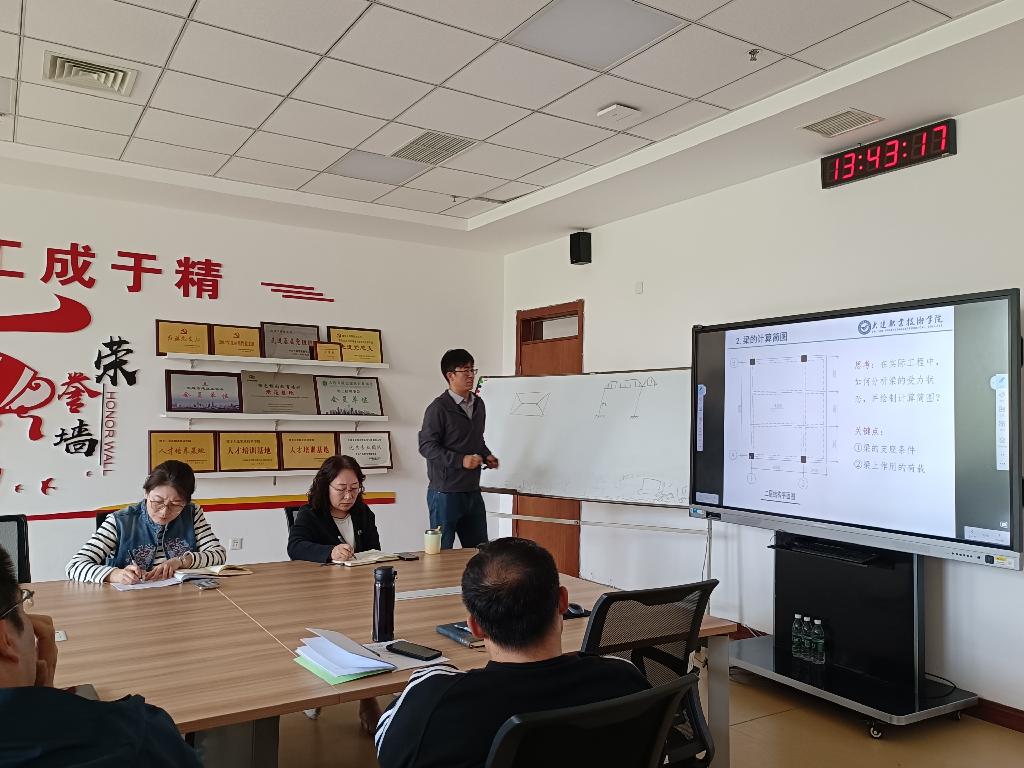 教研活动现场照片.jpg 教研活动现场照片.jpg