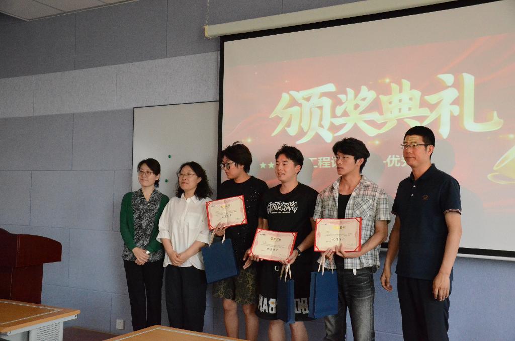 为优秀学员颁发证书.JPG