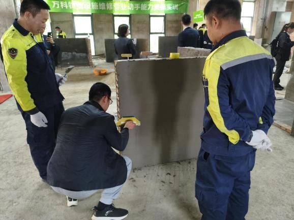 观摩防水工实操.jpg 观摩防水工实操.jpg