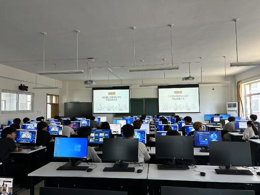 图2学生进行虚拟仿真操作比赛.jpg 图2学生进行虚拟仿真操作比赛.jpg