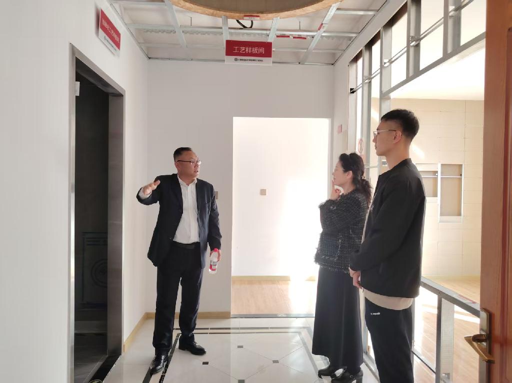 图3梁延臣副总经理参观实训室并提出建议.jpg