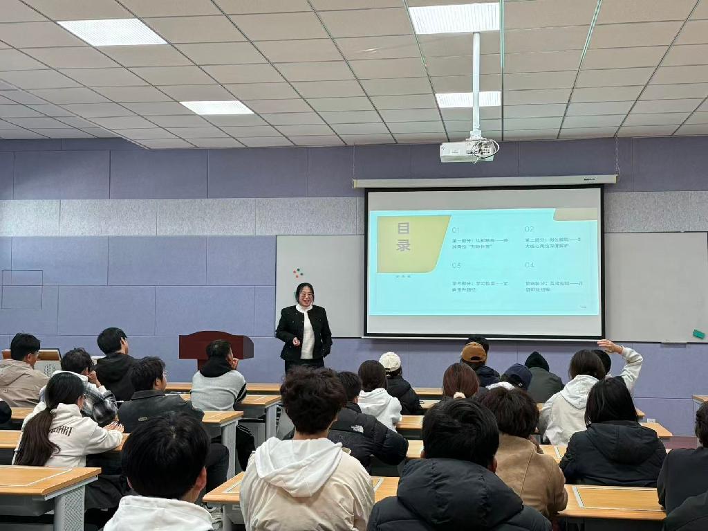 图2 中海物业大连分公司人事行政部负责人赵文娜做专题演讲.jpg 图2 中海物业大连分公司人事行政部负责人赵文娜做专题演讲.jpg