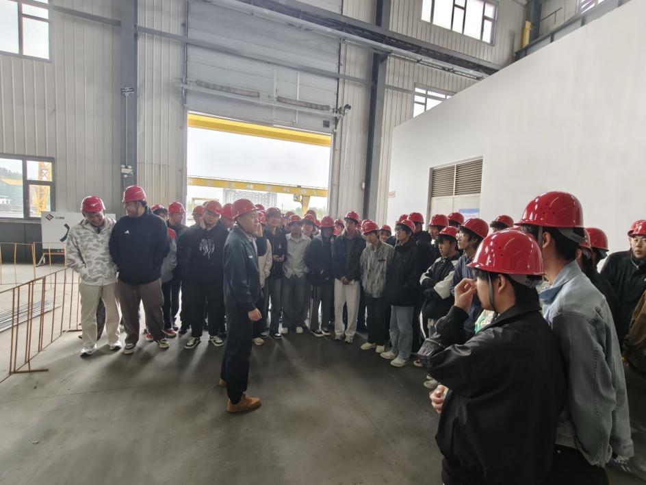 图1 企业导师乔令东讲授装配式构件厂相关内容.png